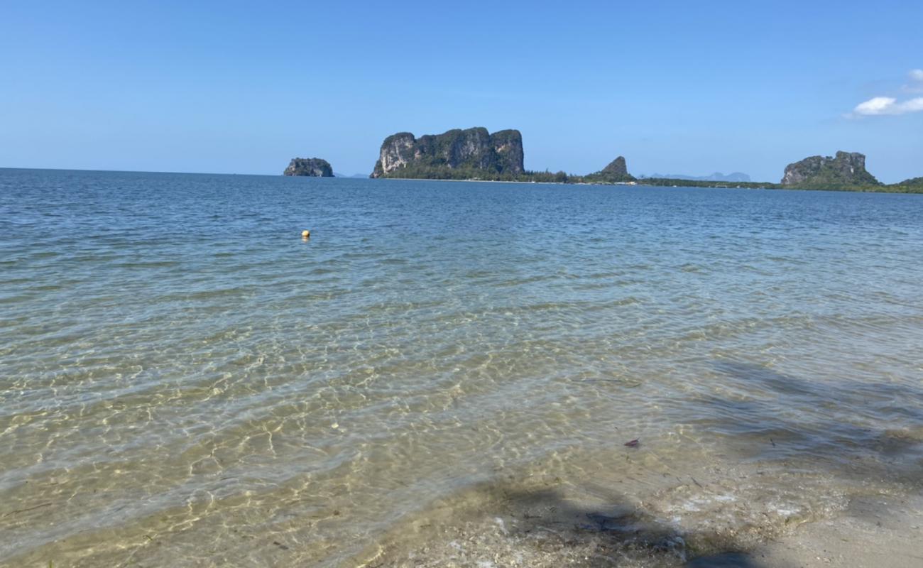 White Dragon Spine Beach'in fotoğrafı açık bej kum yüzey ile