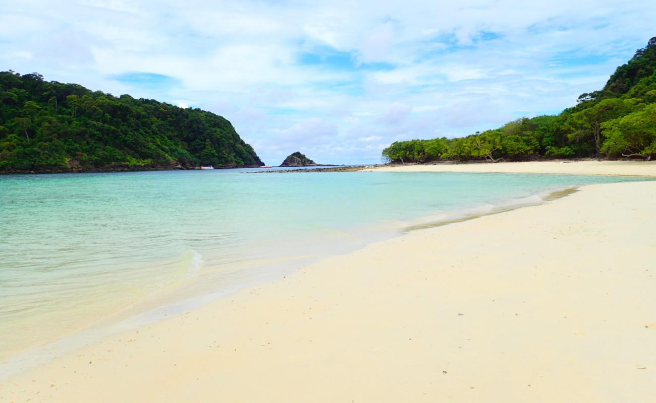 Mot Tanoi Beach'in fotoğrafı açık bej kum yüzey ile