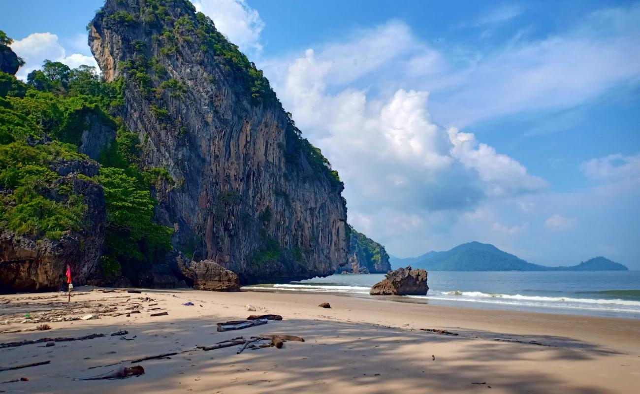 Hat Yao Beach'in fotoğrafı parlak kum yüzey ile