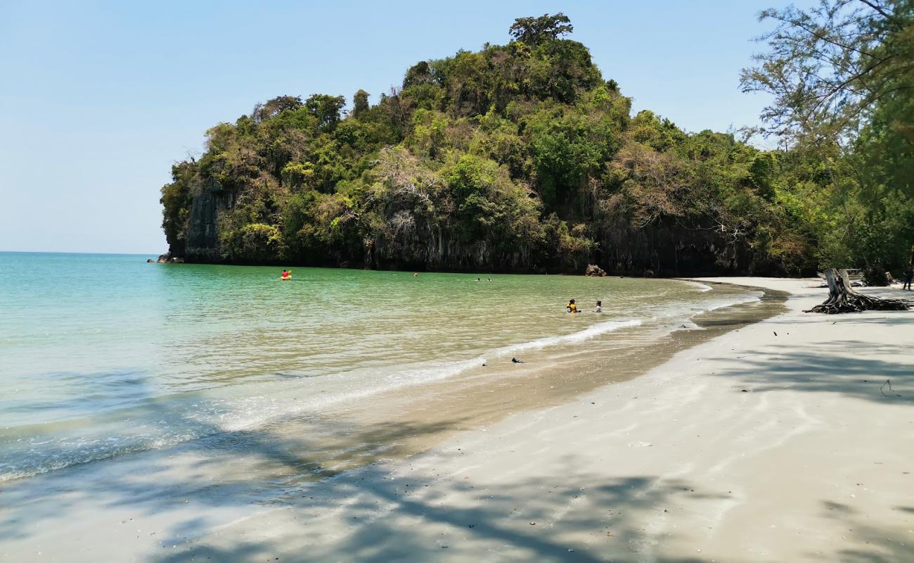 Yong Ling Beach'in fotoğrafı parlak kum yüzey ile