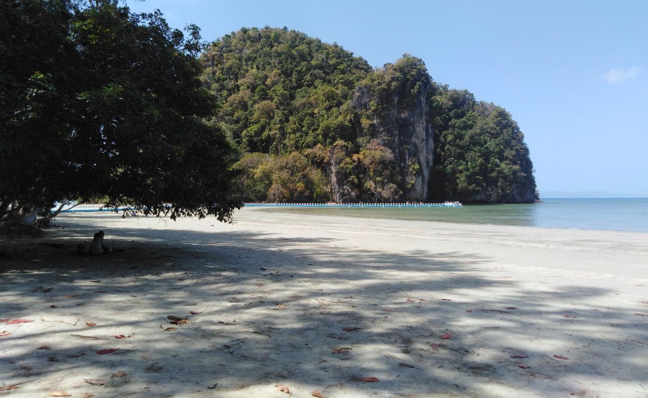 Koh Bae Na Beach'in fotoğrafı parlak kum yüzey ile