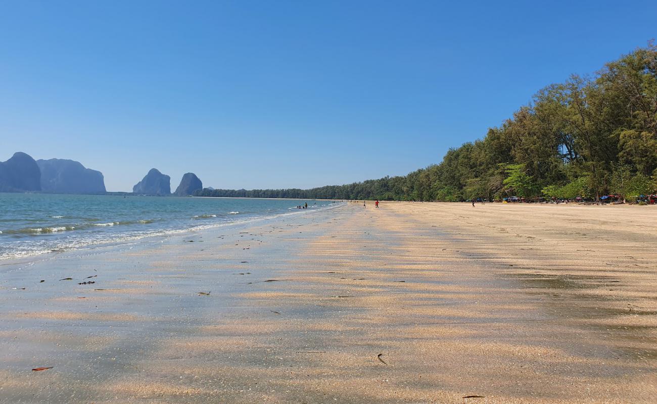 Pak Meng Beach'in fotoğrafı gri kum yüzey ile