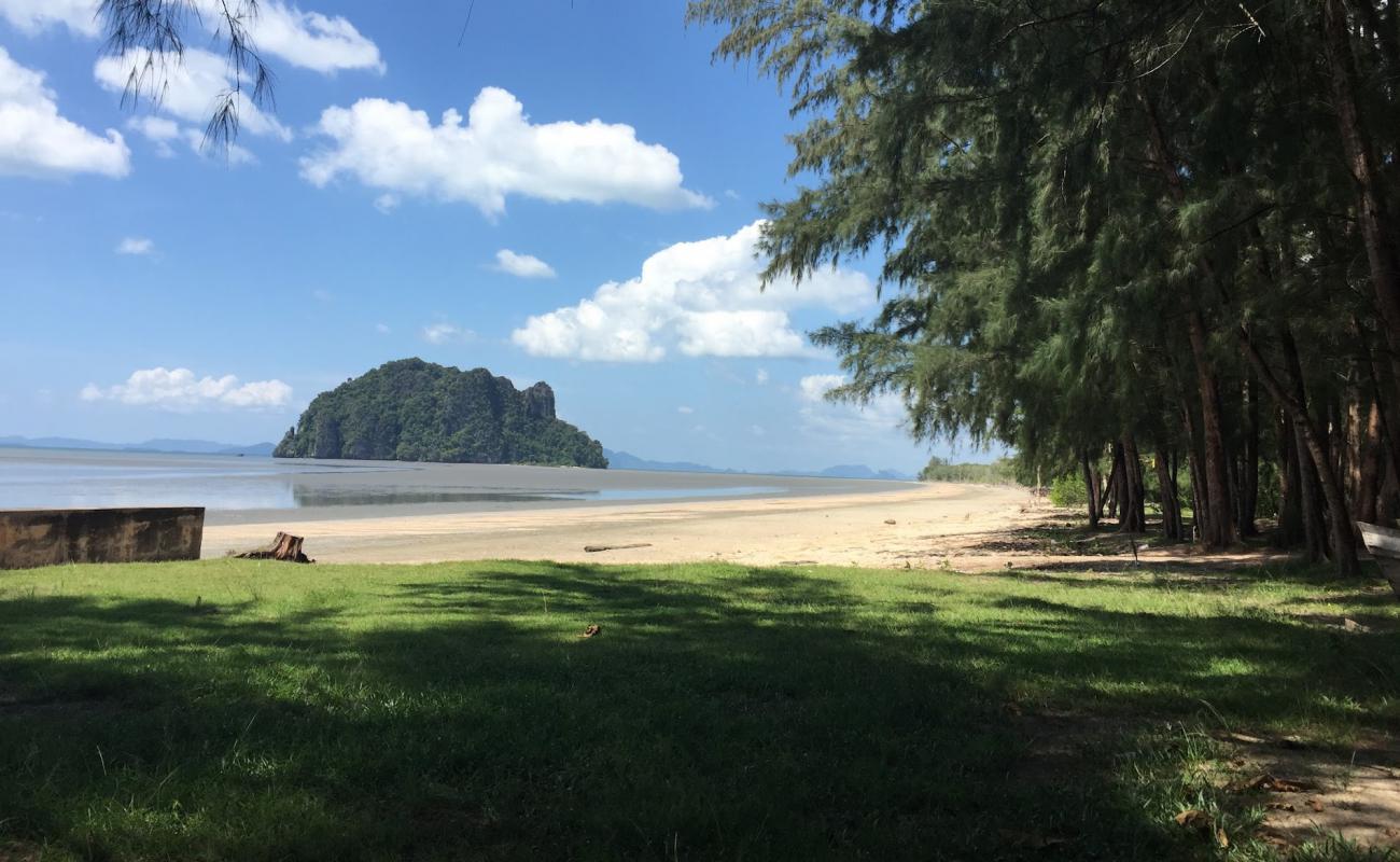 Keb Tawan Beach'in fotoğrafı parlak kum yüzey ile