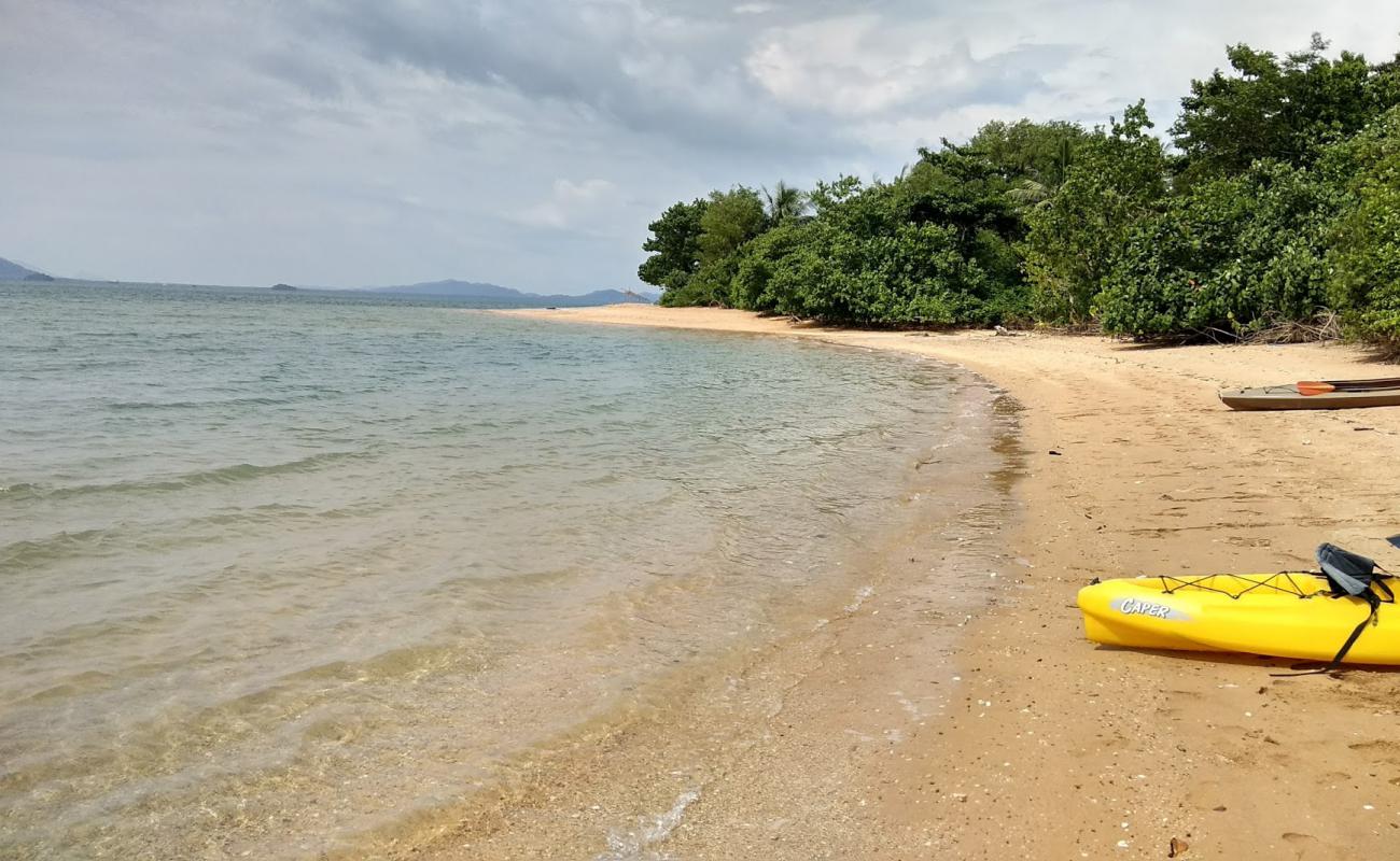 Redrock Lanta Beach'in fotoğrafı çakıl ile kum yüzey ile