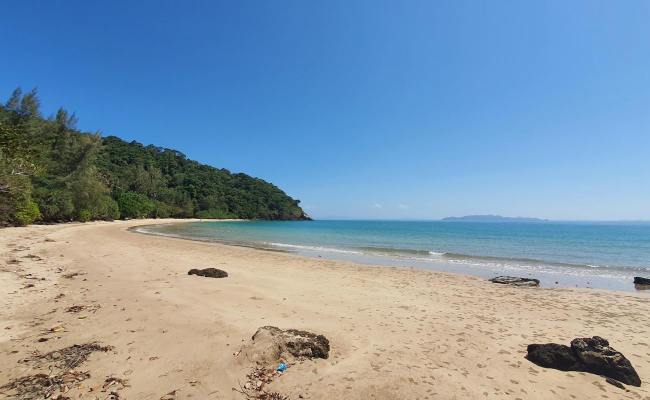 Mu Ko Lanta Beach'in fotoğrafı parlak kum yüzey ile