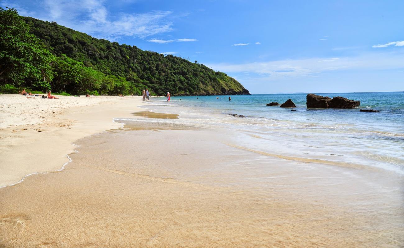 Bamboo Beach'in fotoğrafı parlak kum yüzey ile