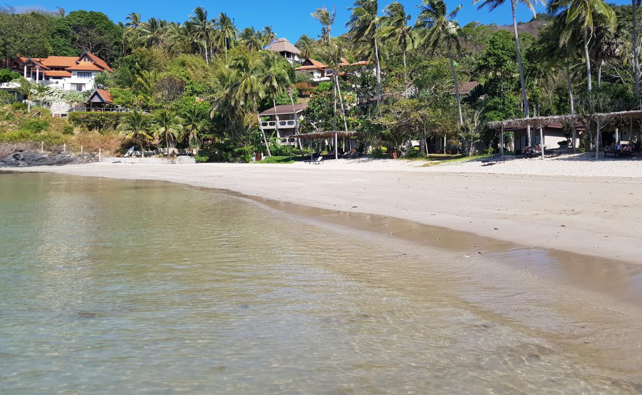 Khlong Chak Beach'in fotoğrafı parlak kum yüzey ile