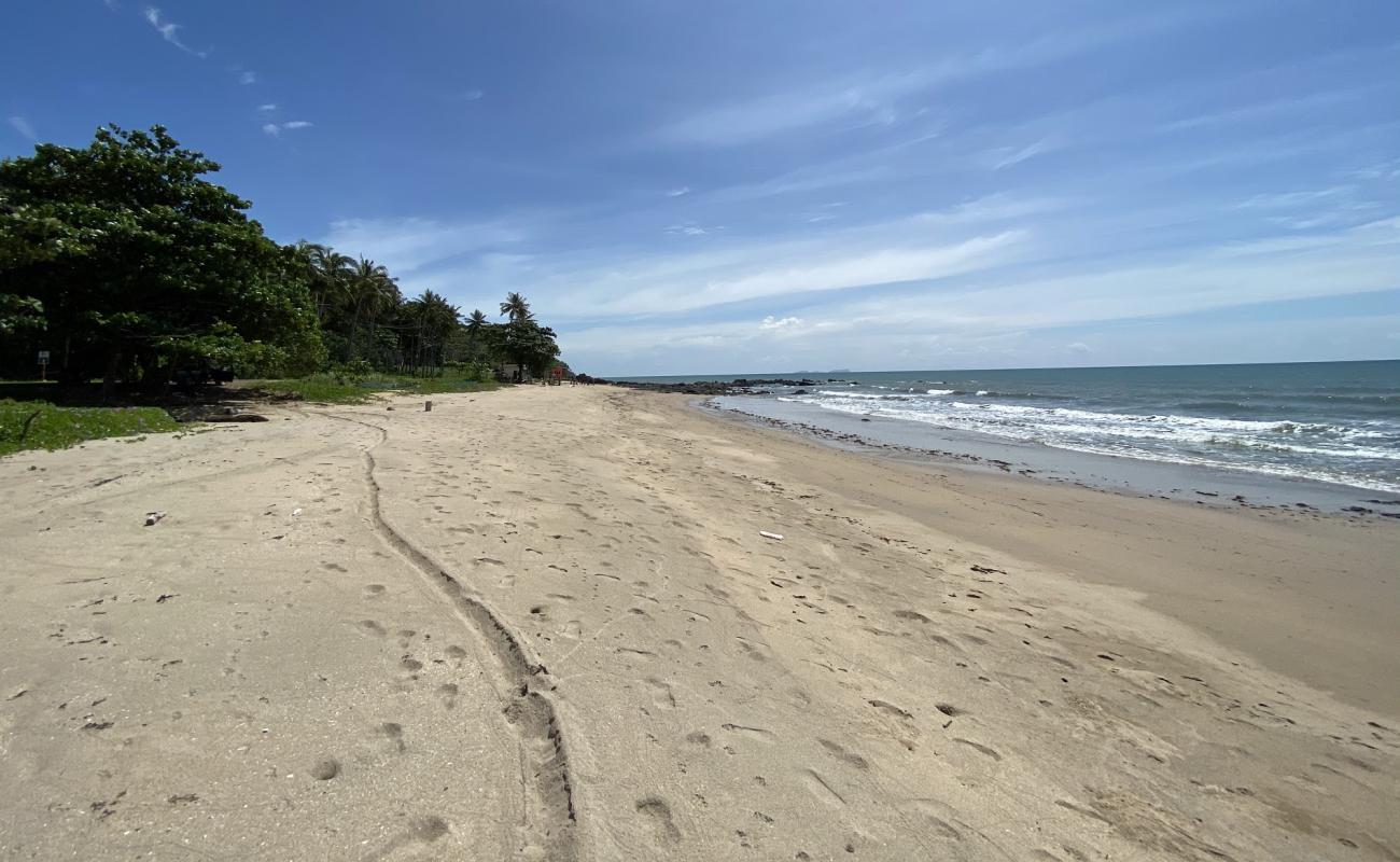 Khlong Hin Beach'in fotoğrafı parlak kum ve kayalar yüzey ile