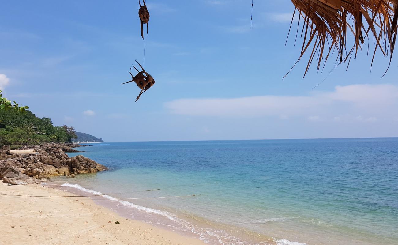 Klong Tob Beach'in fotoğrafı parlak kum ve kayalar yüzey ile