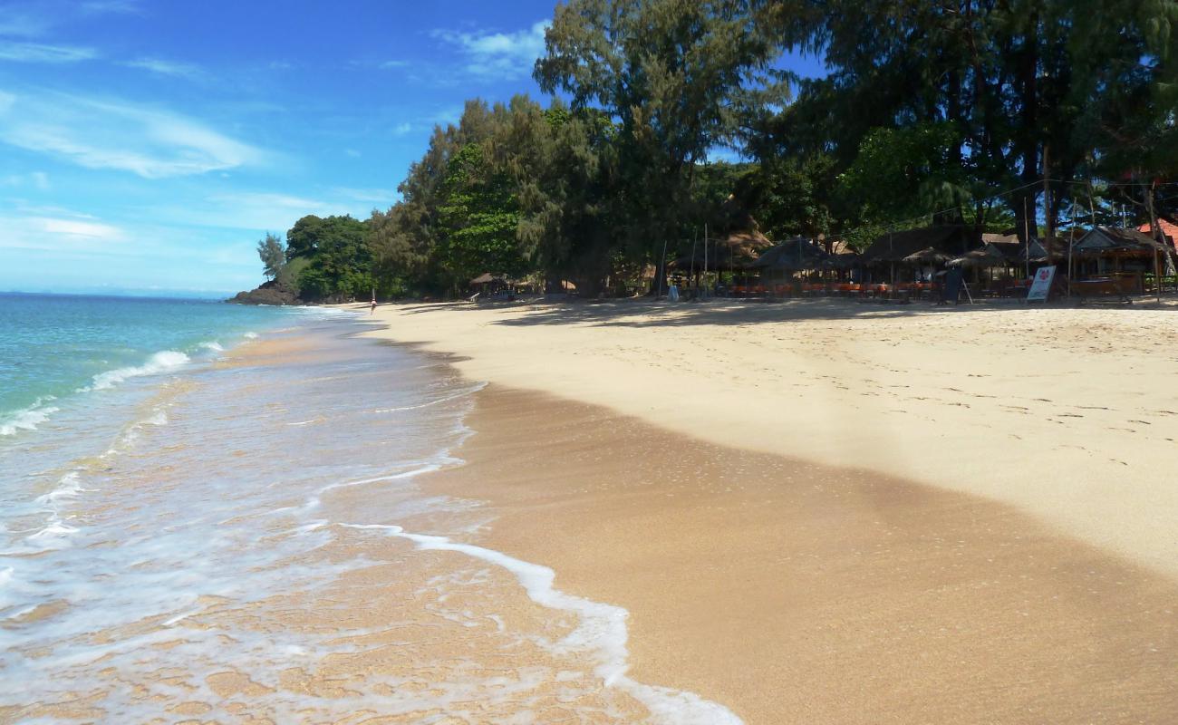 Pra-Ae Beach'in fotoğrafı parlak kum yüzey ile