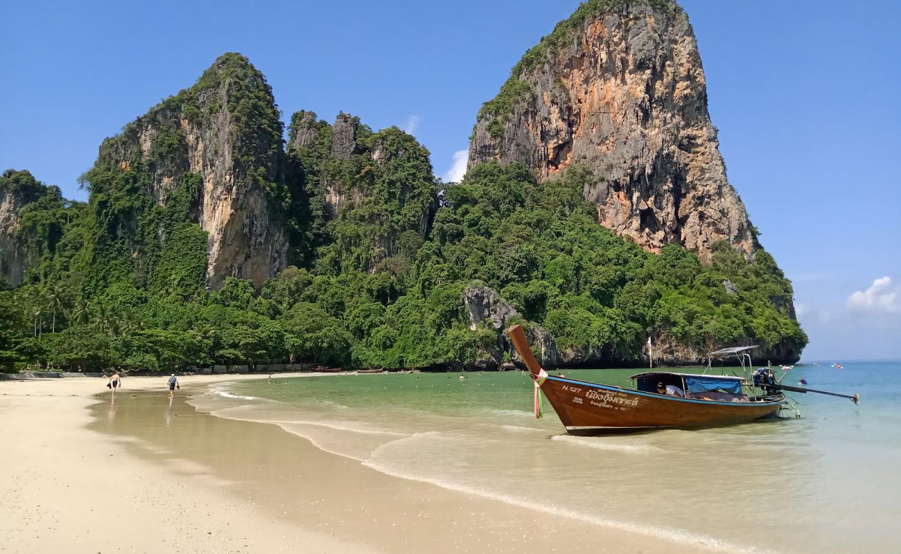 Railey beach'in fotoğrafı beyaz ince kum yüzey ile