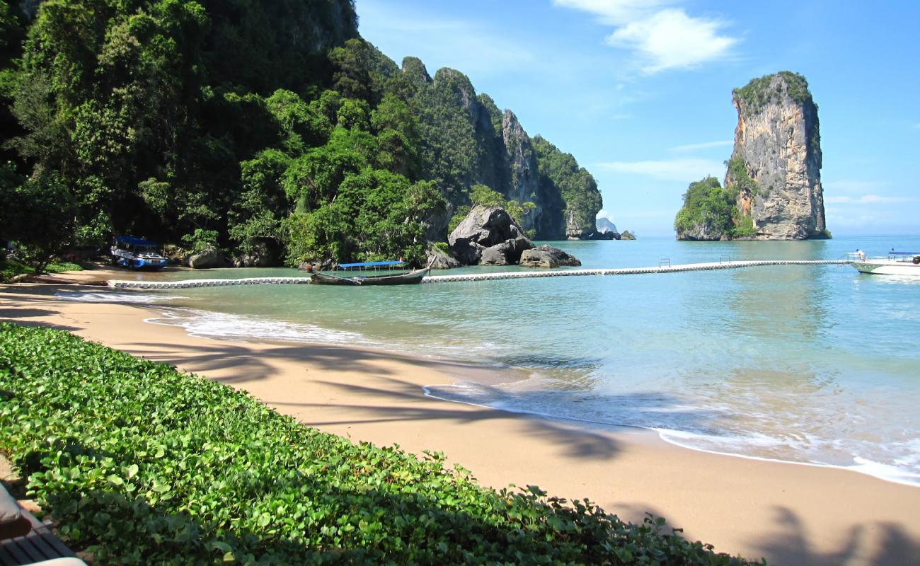 Pai Plong Beach'in fotoğrafı parlak ince kum yüzey ile