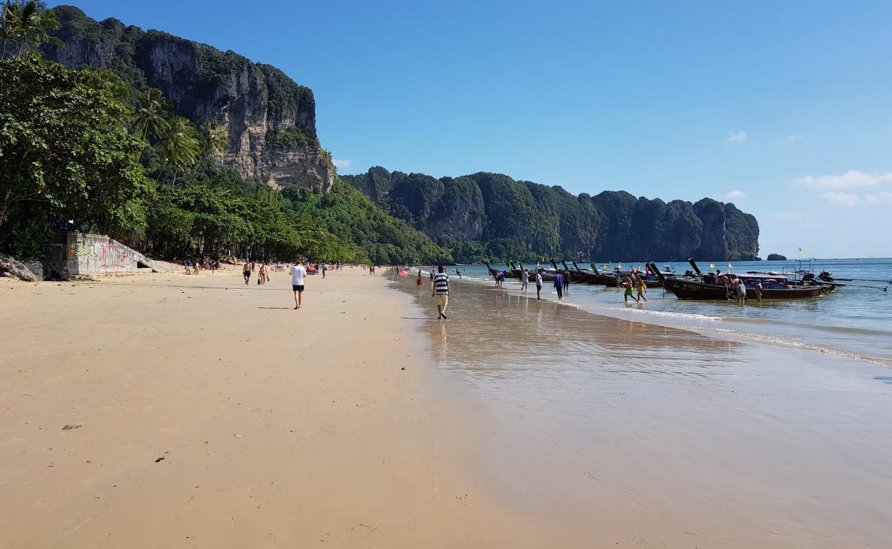 Ao Nang Beach'in fotoğrafı parlak ince kum yüzey ile