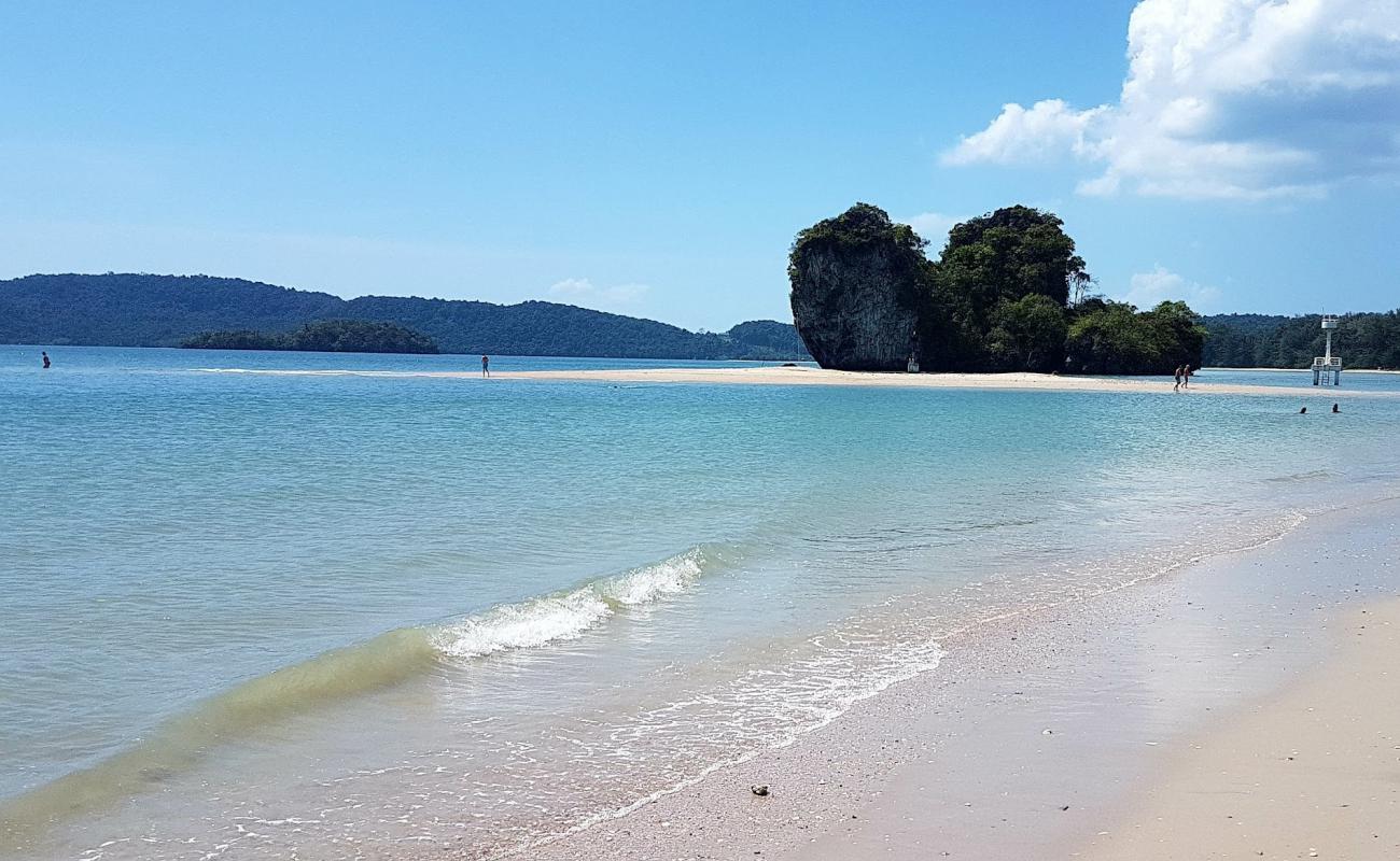 Nopharat Thara Beach'in fotoğrafı parlak ince kum yüzey ile