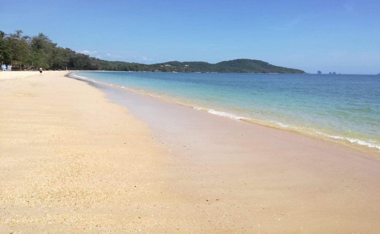 Klong Muang Beach'in fotoğrafı parlak kum yüzey ile