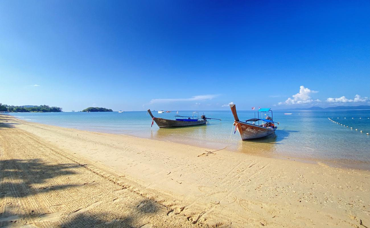 Koh Kwang Beach'in fotoğrafı parlak kum yüzey ile