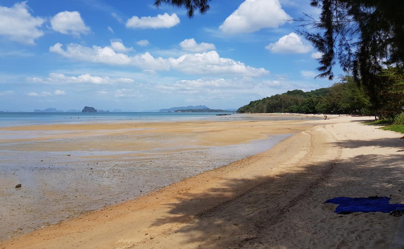 Tubkaek Beach'in fotoğrafı parlak kum yüzey ile