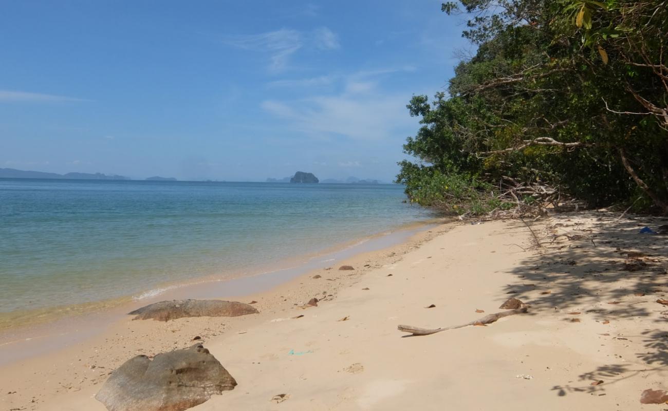 Silanto Beach'in fotoğrafı parlak kum yüzey ile