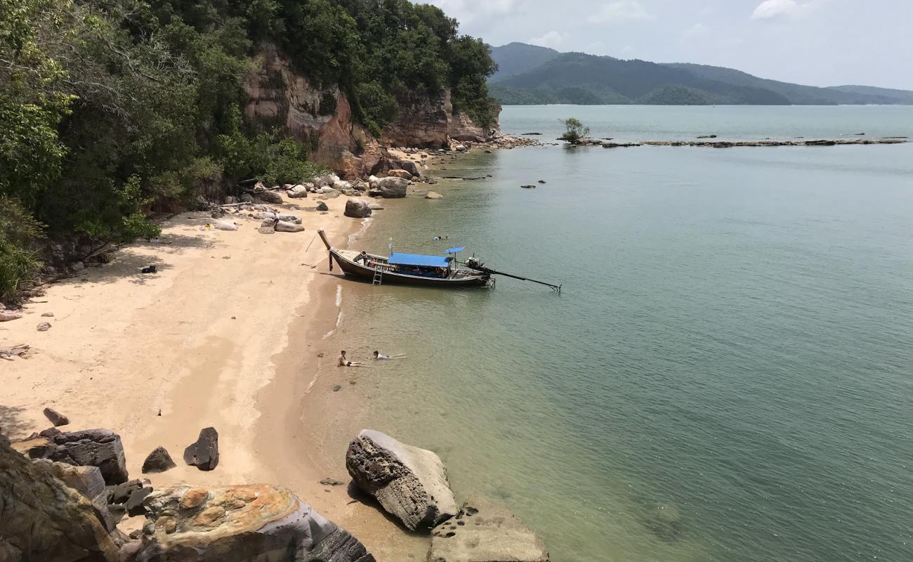 Laem Chamuk Khwai Beach'in fotoğrafı parlak kum ve kayalar yüzey ile