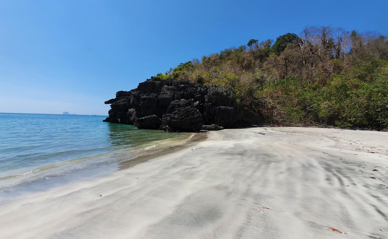 Gray sand beach'in fotoğrafı parlak kum yüzey ile