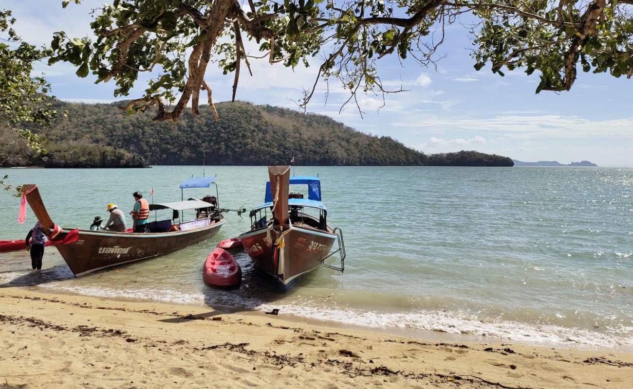 Toba Beach'in fotoğrafı açık bej kum yüzey ile