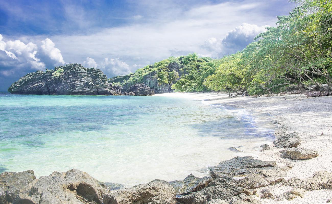 Ko Lela Beach'in fotoğrafı i̇nce beyaz kum yüzey ile