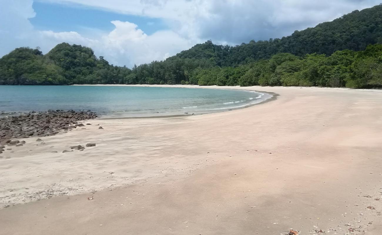 Mo Lae Bay'in fotoğrafı açık bej kum yüzey ile