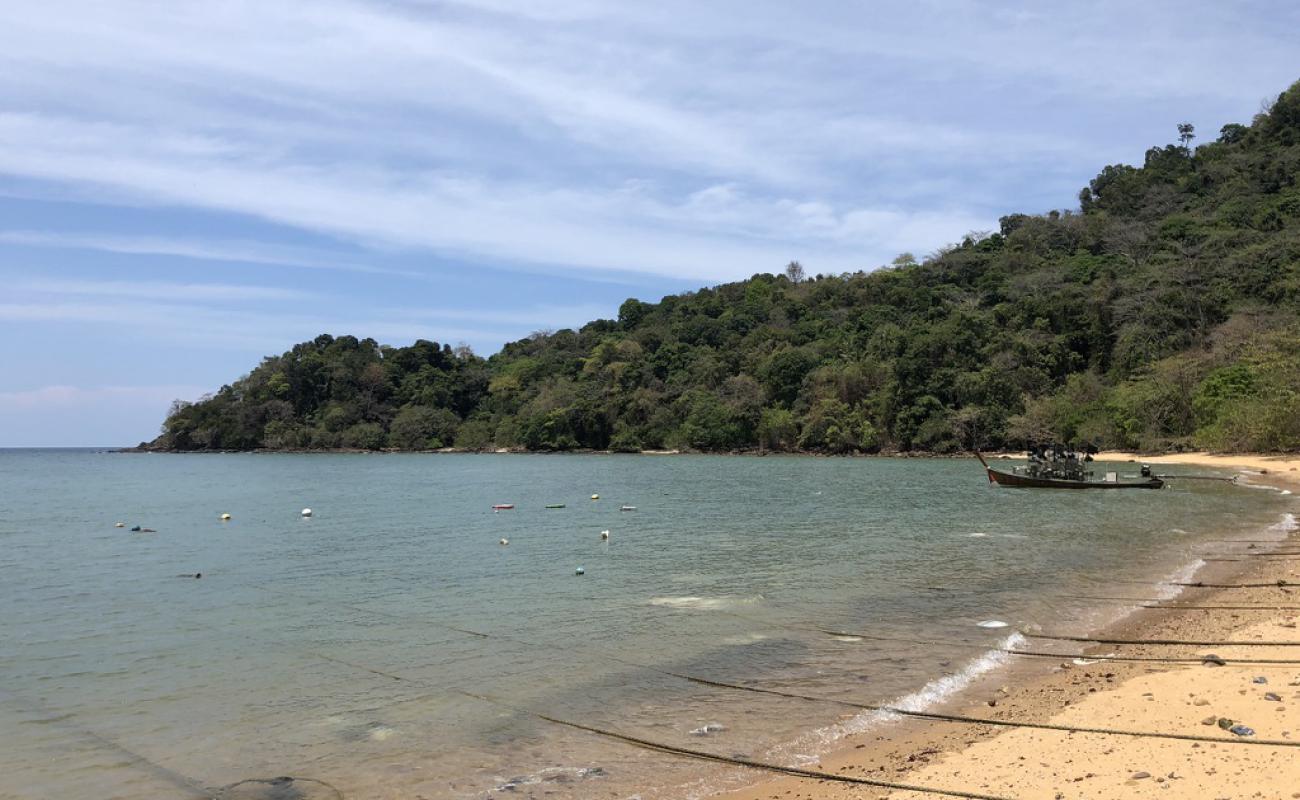 Mango bay Beach'in fotoğrafı bej kum ve kayalar yüzey ile