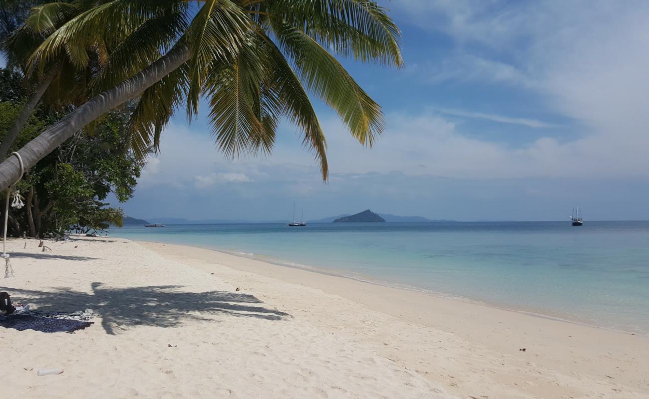Koh Bulon Le Plajı'in fotoğrafı i̇nce beyaz kum yüzey ile