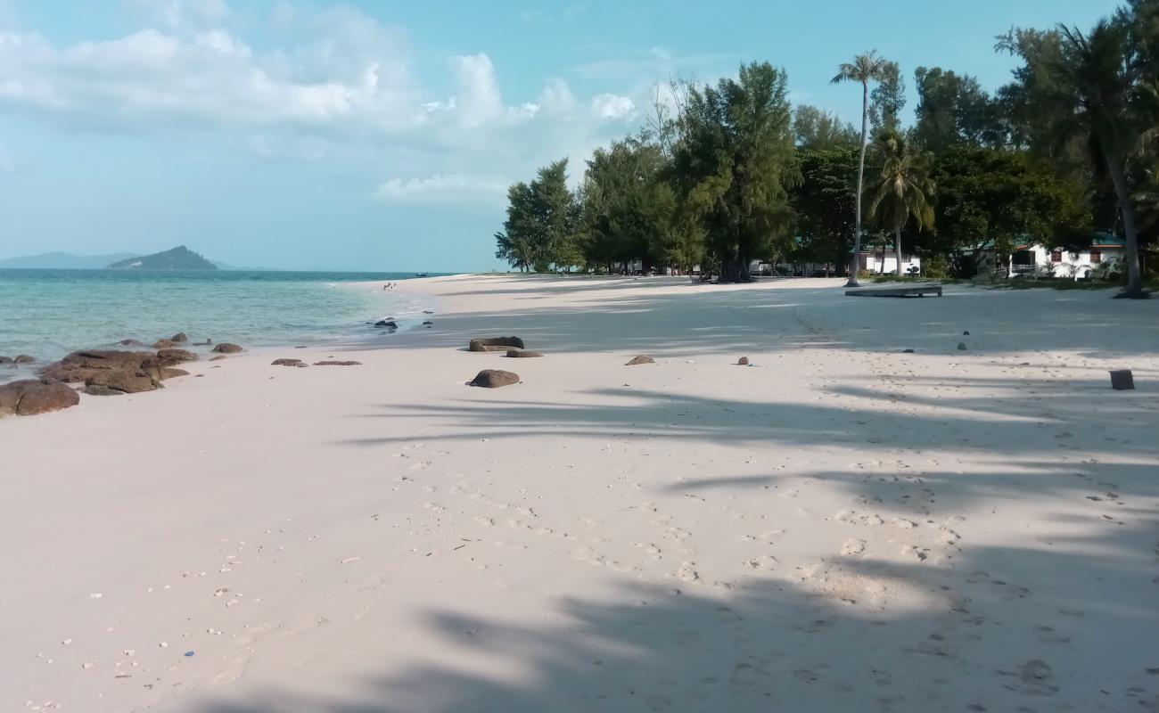 Koh Bulon Pai Beach'in fotoğrafı parlak ince kum yüzey ile