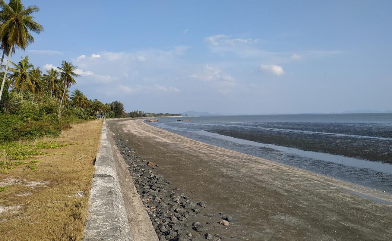 Ban Thung Beach'in fotoğrafı açık bej kum yüzey ile
