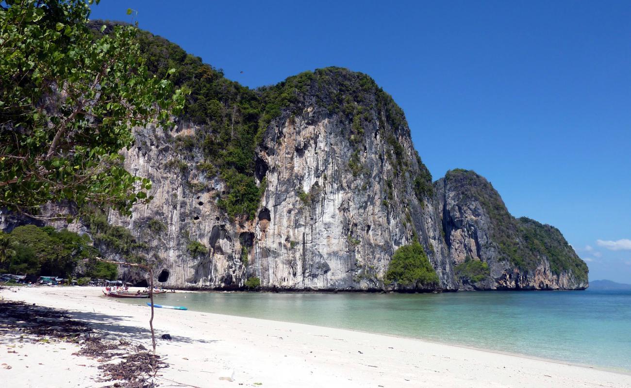 Koh Lao Liang Beach'in fotoğrafı beyaz kum yüzey ile