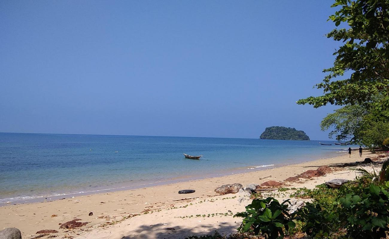 LangKhao Beach'in fotoğrafı bej kum ve kayalar yüzey ile