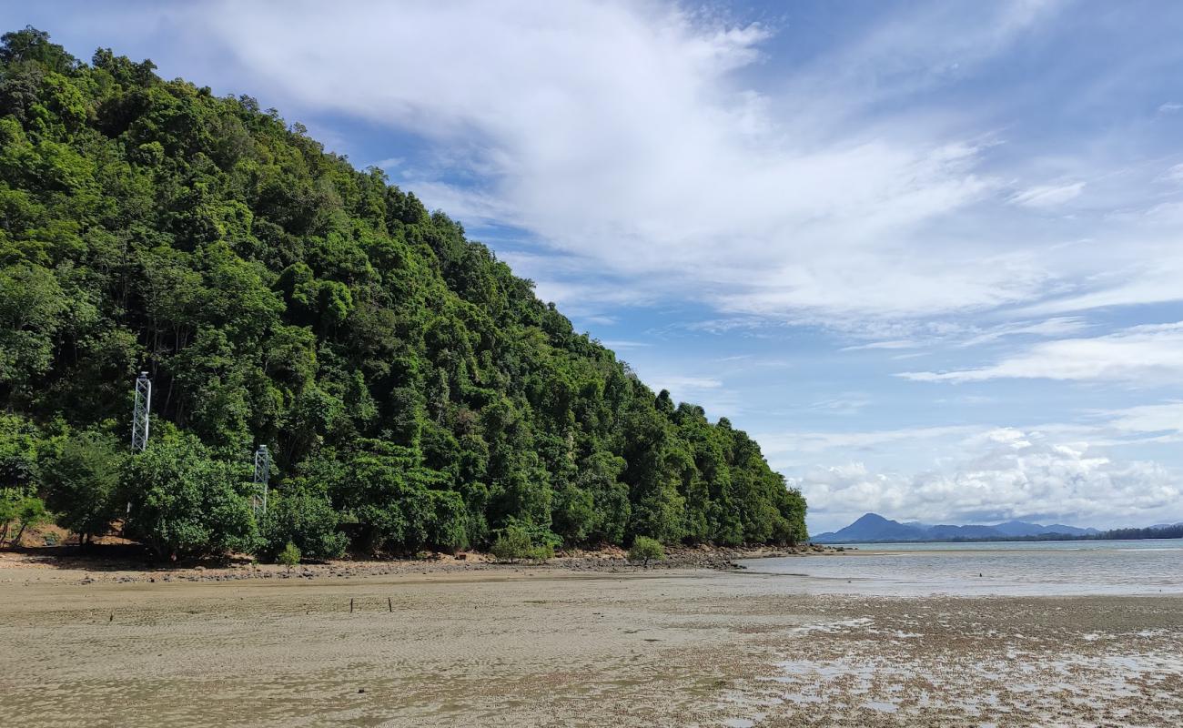 Toh Chai Bay Beach'in fotoğrafı gri kum yüzey ile