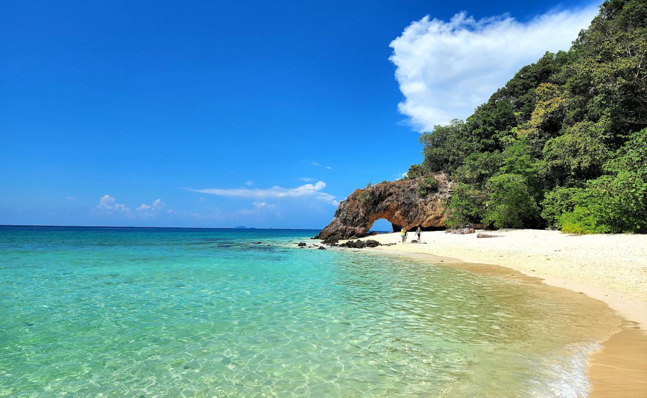 Koh Khai Plajı'in fotoğrafı beyaz ince kum yüzey ile