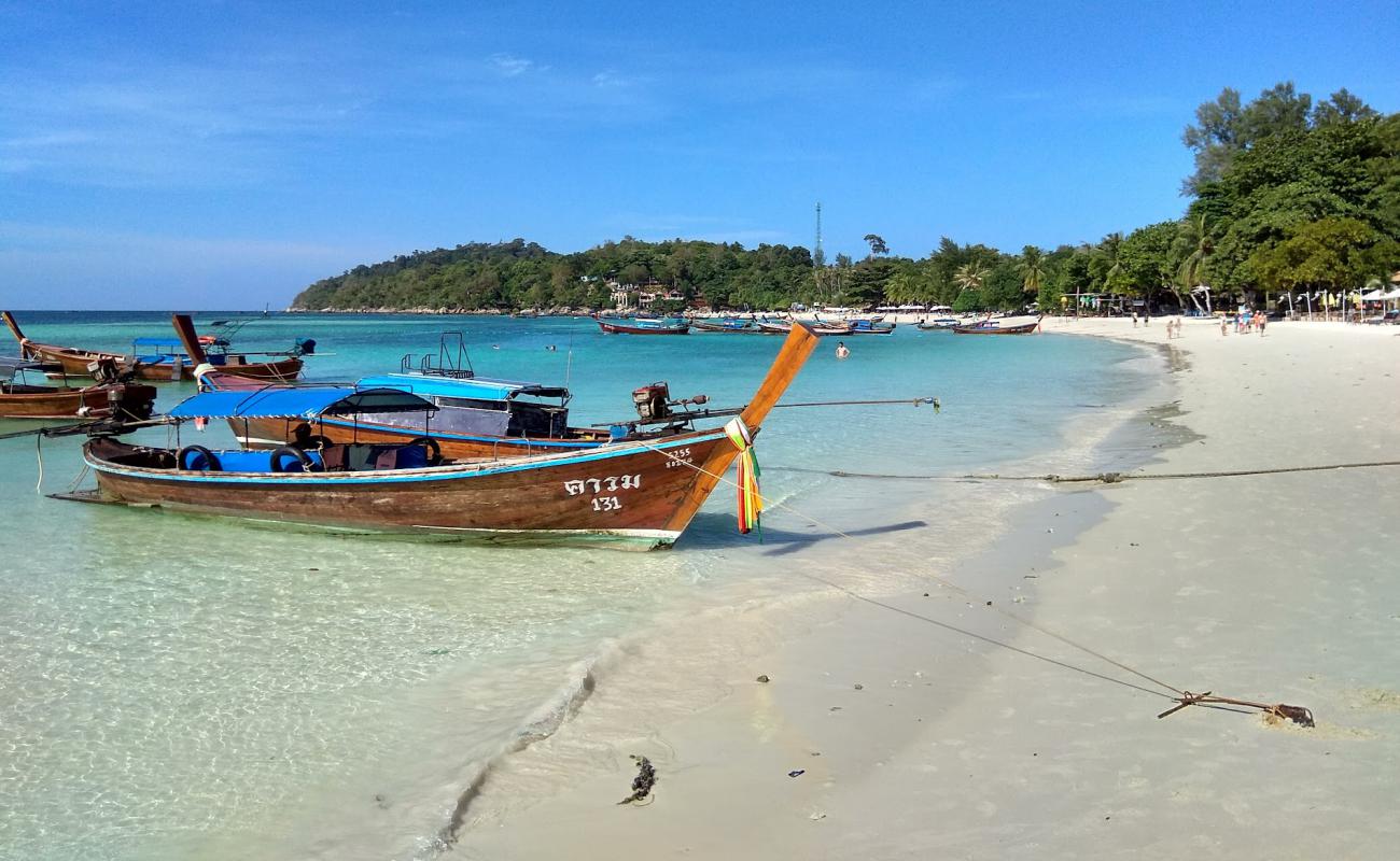 Pattaya Beach Ko Lipe'in fotoğrafı i̇nce beyaz kum yüzey ile