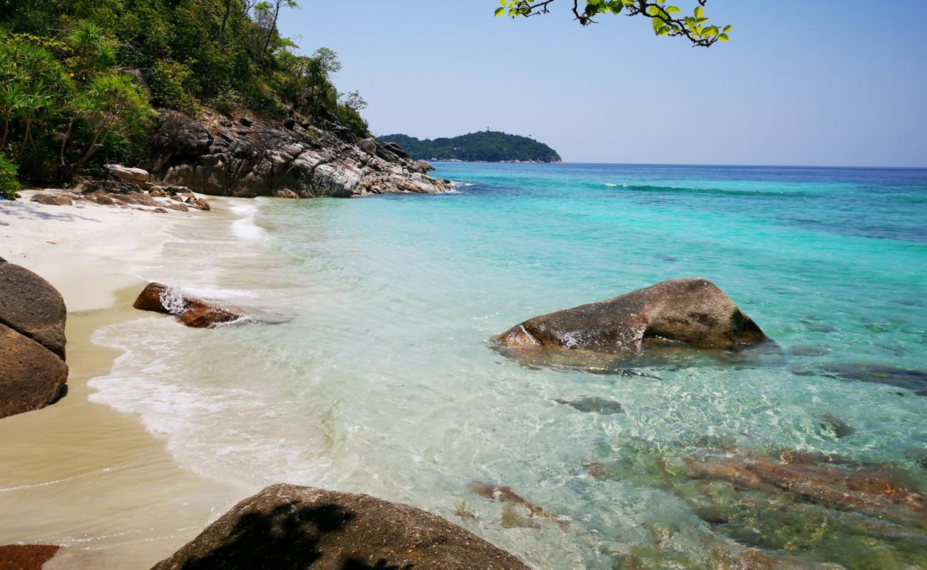 Patai Galah Beach'in fotoğrafı beyaz ince kum yüzey ile