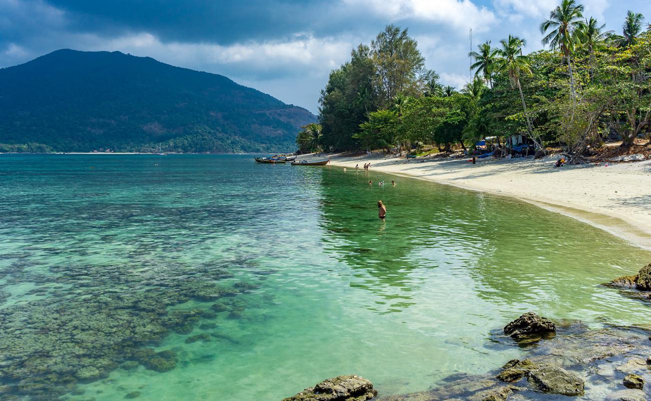 Sunset Beach'in fotoğrafı beyaz kum yüzey ile