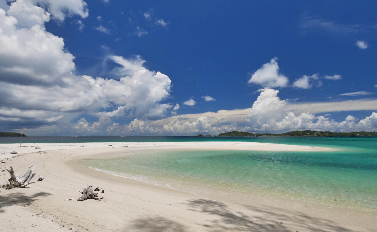 Koh Adang Camping Beach'in fotoğrafı i̇nce bej kum yüzey ile