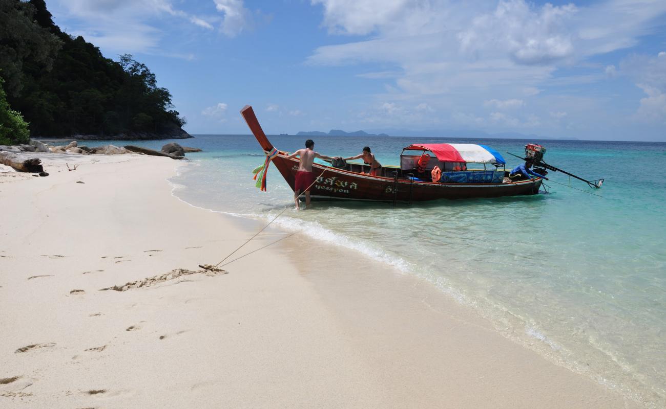 Koh Adang secret Beach'in fotoğrafı i̇nce bej kum yüzey ile