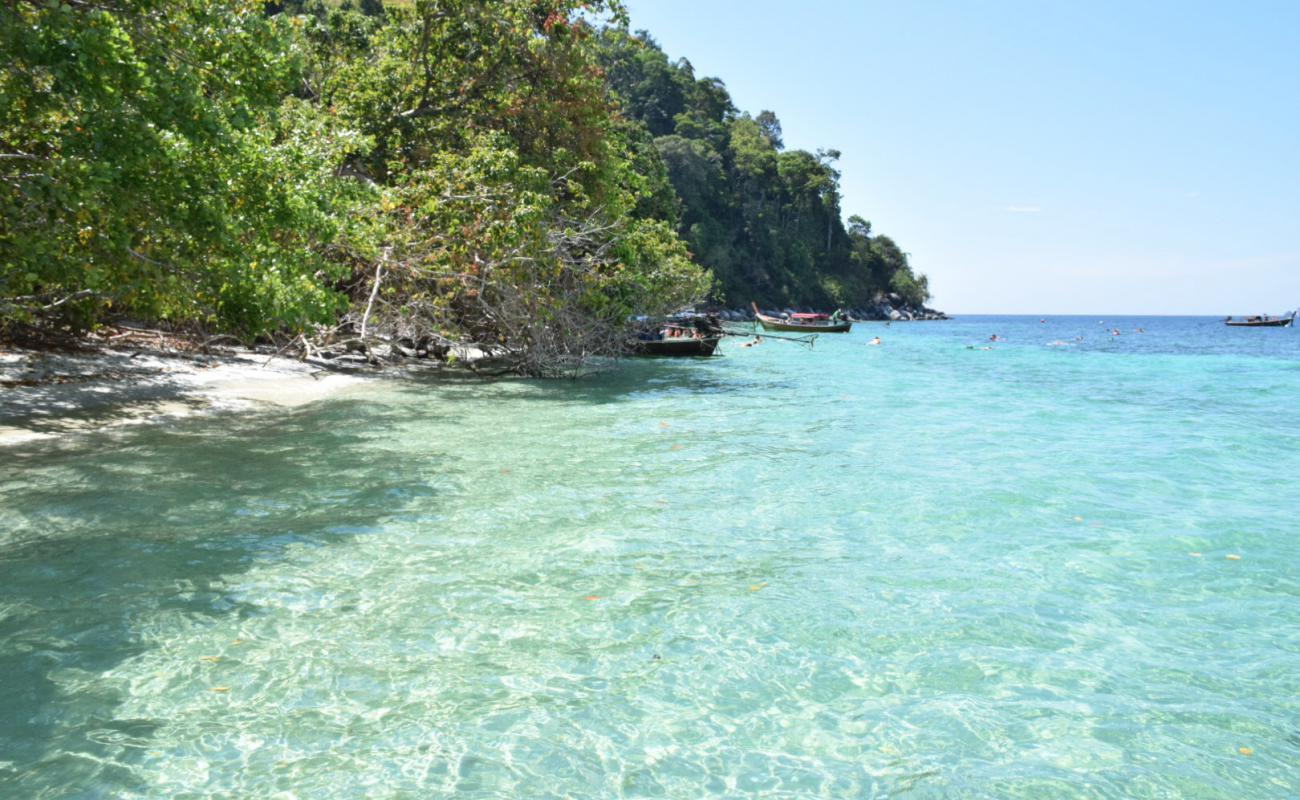 Koh Adang secret Beach II'in fotoğrafı i̇nce bej kum yüzey ile