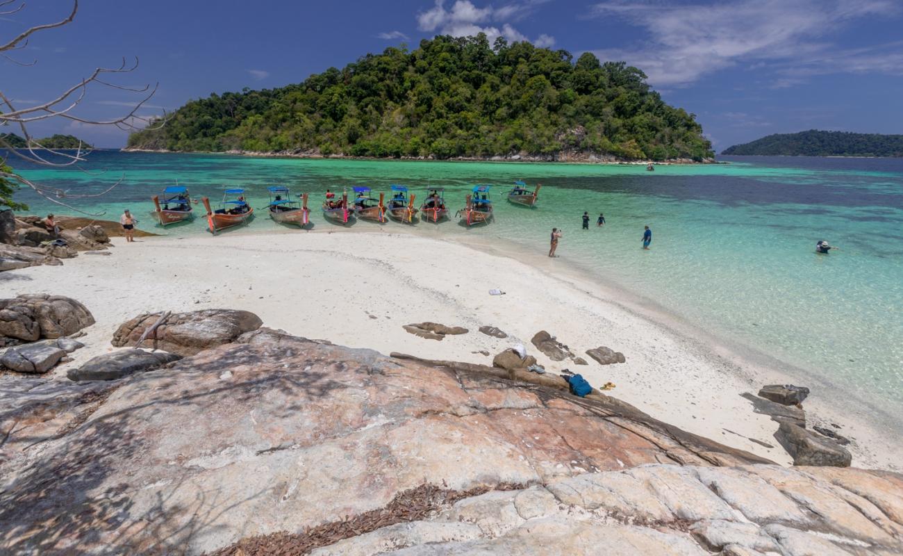 Koh Ro Khloi Plajı'in fotoğrafı i̇nce beyaz kum yüzey ile