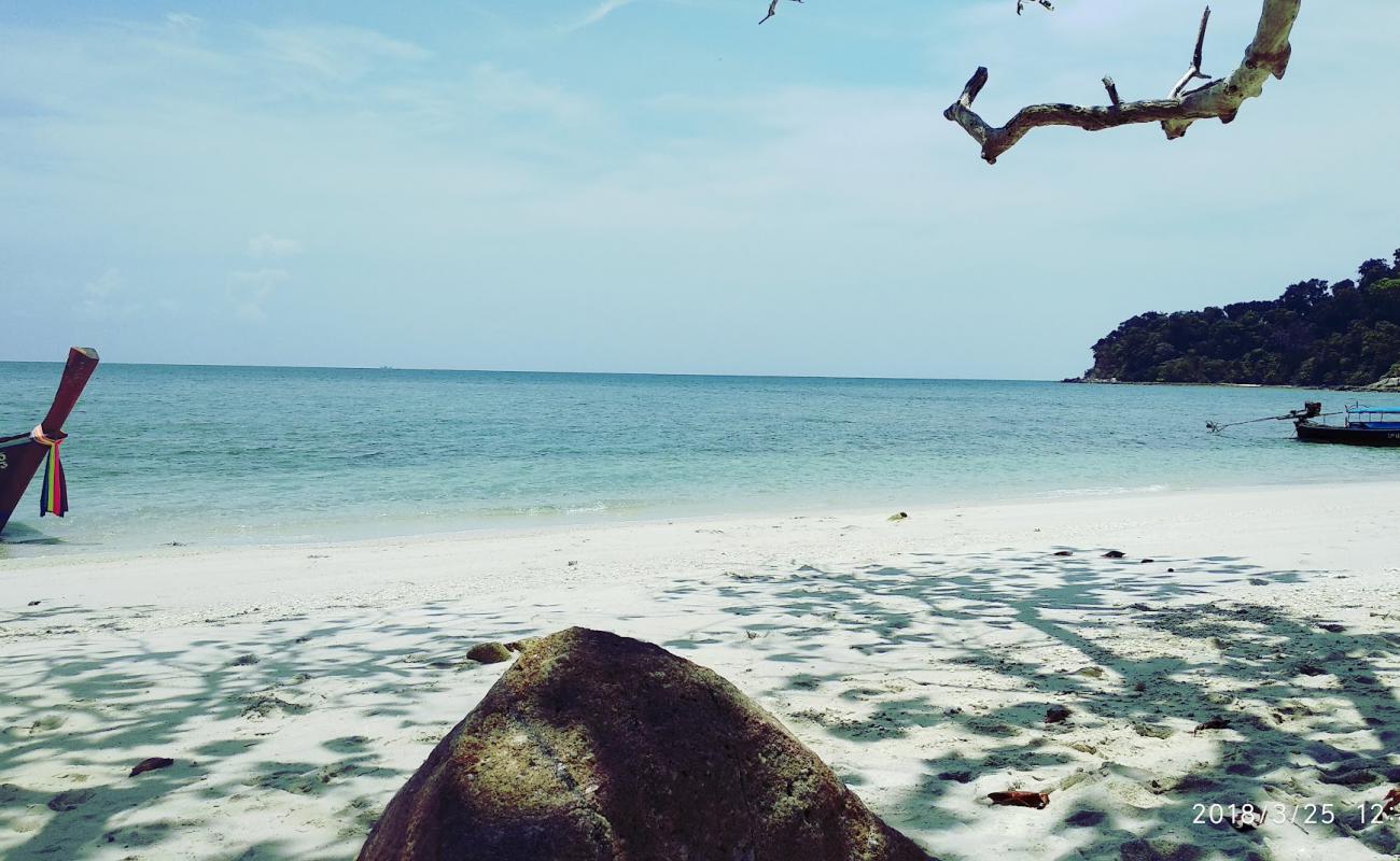 Layor Beach'in fotoğrafı i̇nce bej kum yüzey ile