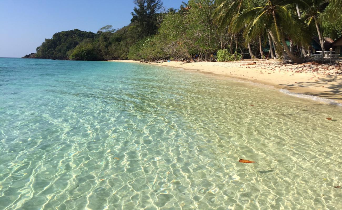 Ao-nieng Beach Resort'in fotoğrafı beyaz ince kum yüzey ile