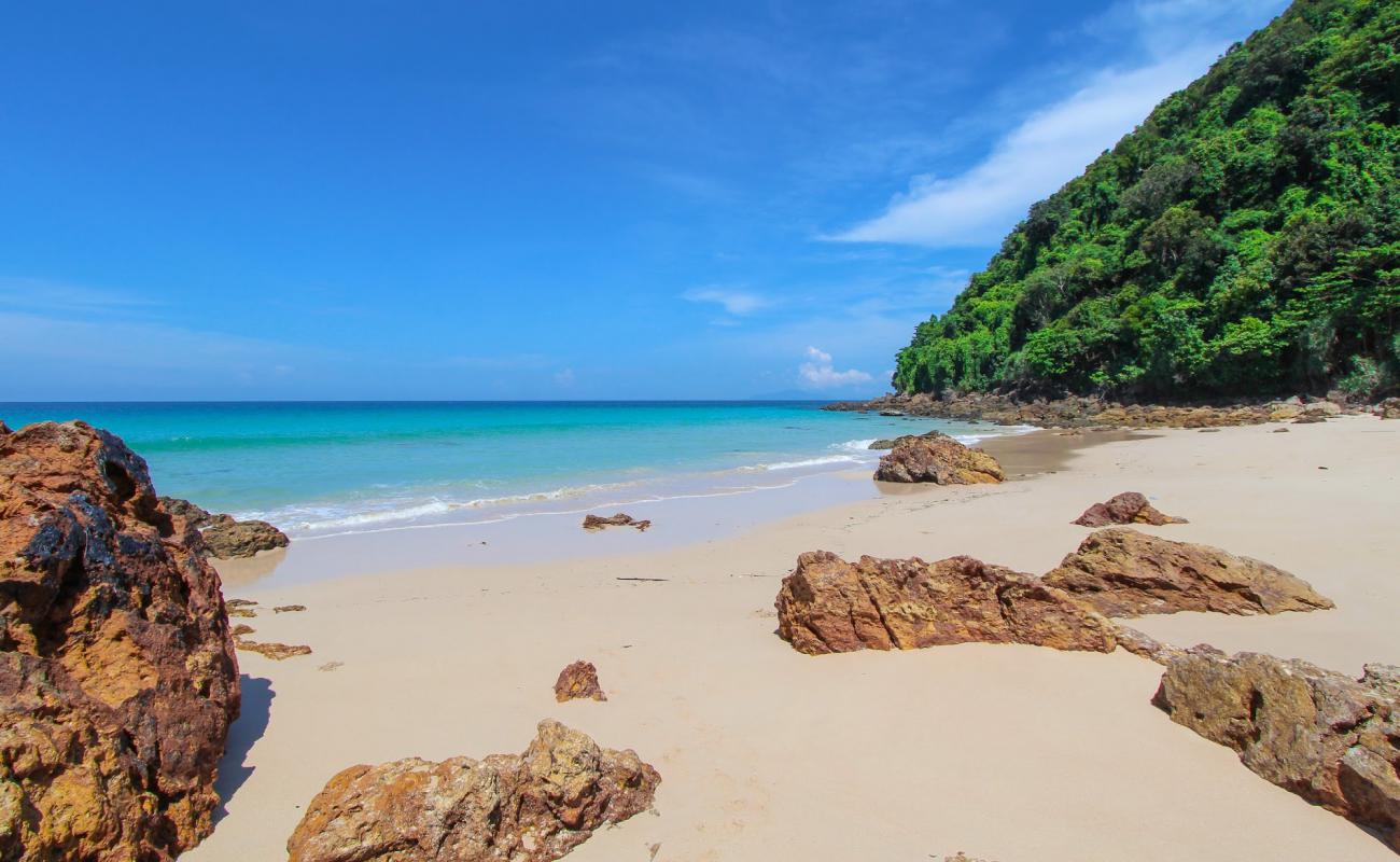 Sunset Beach'in fotoğrafı i̇nce bej kum yüzey ile