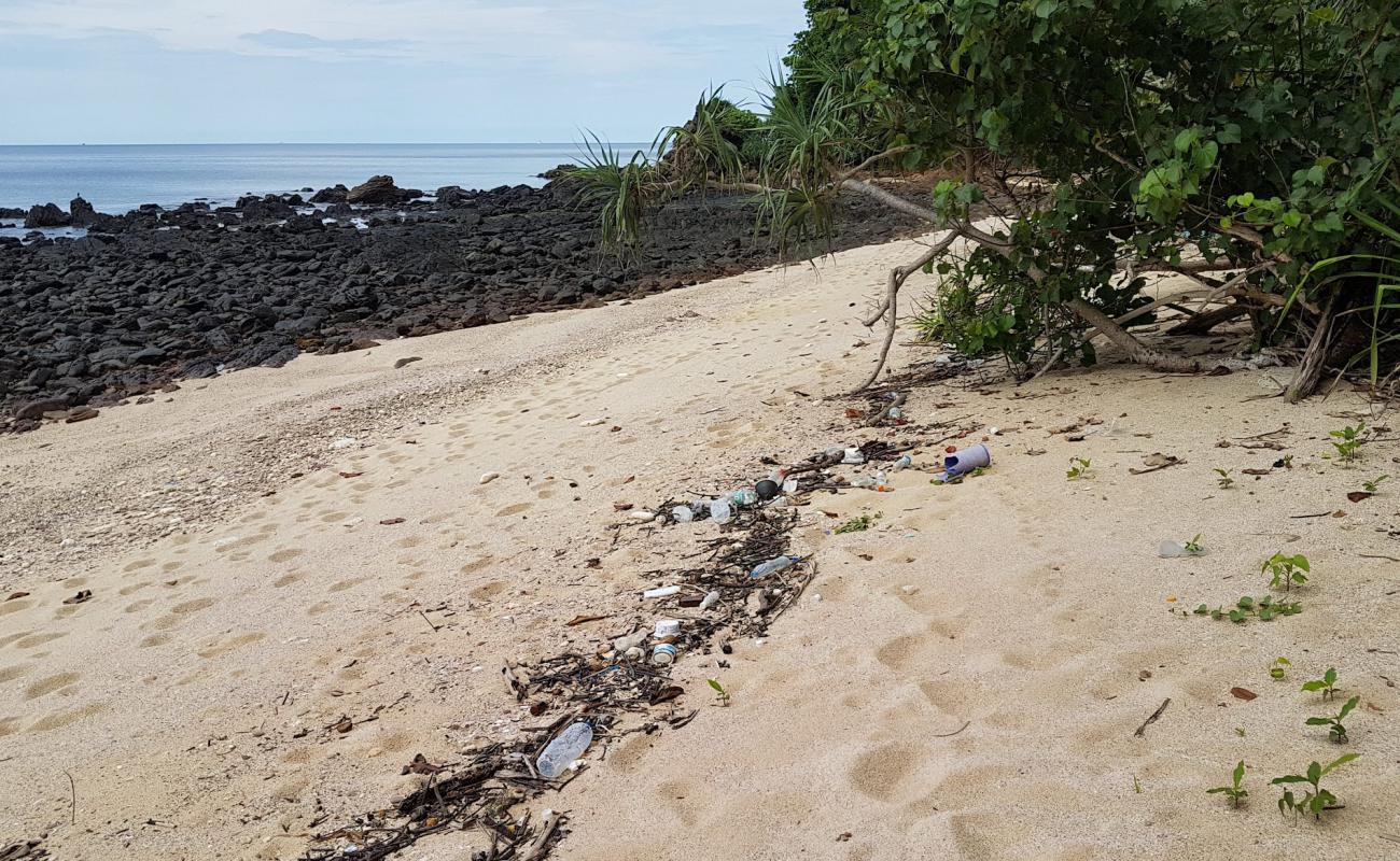 Ewu Beach'in fotoğrafı parlak kum ve kayalar yüzey ile