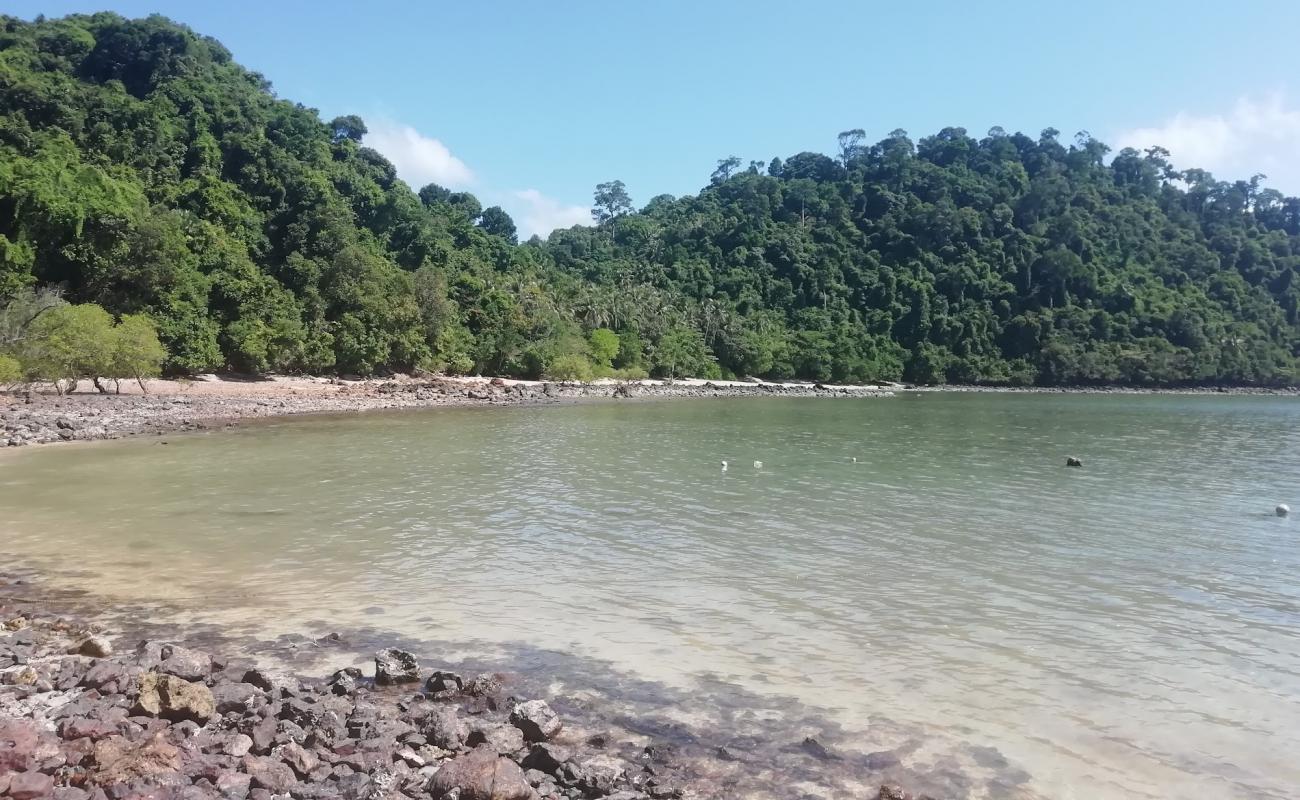 Ao Muang Beach'in fotoğrafı bej kum ve kayalar yüzey ile