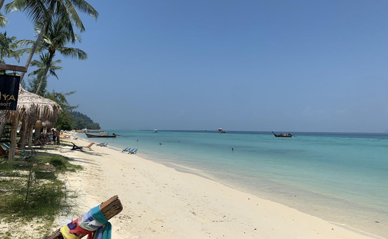 Ko Hai Divers Beach'in fotoğrafı beyaz kum yüzey ile