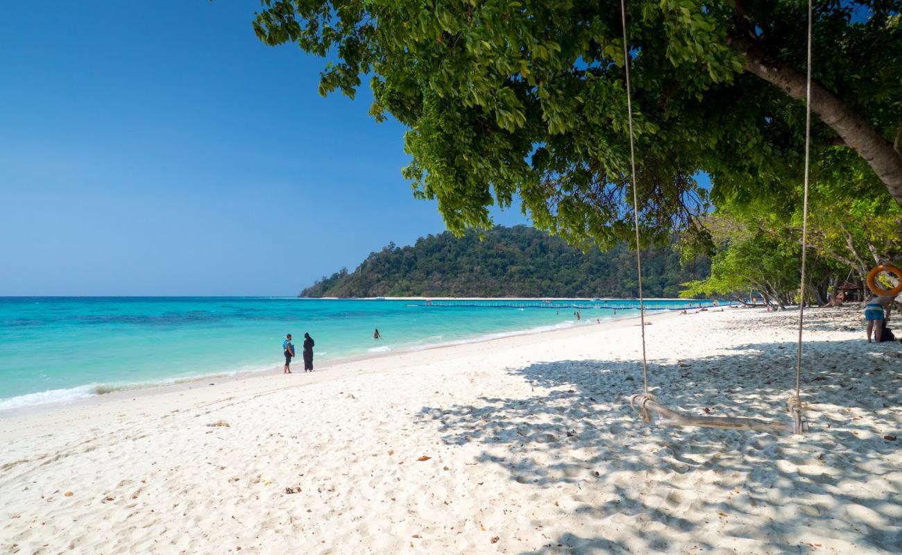 Koh Rok Yai Plajı'in fotoğrafı beyaz ince kum yüzey ile