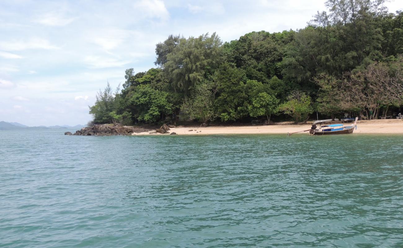 Bubu Beach Ko Lanta'in fotoğrafı parlak kum yüzey ile